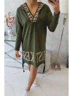 Šaty s kapucí a khaki potiskem Šaty s kapucí a khaki potiskem