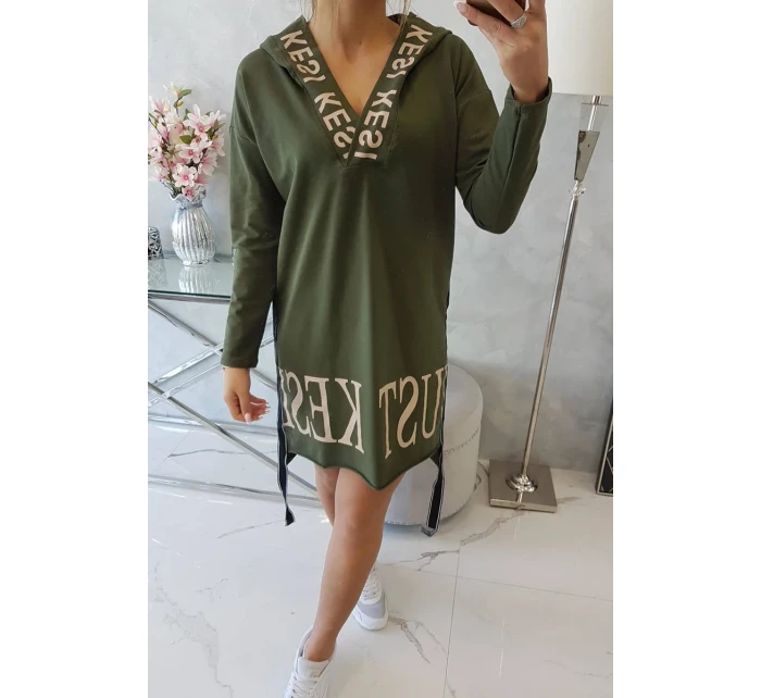 Šaty s kapucí a khaki potiskem Šaty s kapucí a khaki potiskem