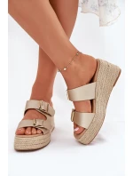 Dámské Pantofle Na Klínu S Pletením A Přezkami Zlaté model 21697344 - Boto Dámské Pantofle Na Klínu S Pletením A Přezkami Zlaté model 21697344 - Boto