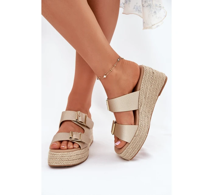 Dámské Pantofle Na Klínu S Pletením A Přezkami Zlaté model 21697344 - Boto Dámské Pantofle Na Klínu S Pletením A Přezkami Zlaté model 21697344 - Boto