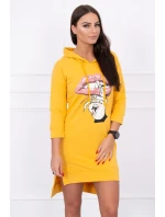 Šaty s delšími zády a barevným hořčicovým potiskem Šaty s delšími zády a barevným hořčicovým potiskem