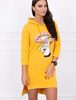 Šaty s delšími zády a barevným hořčicovým potiskem