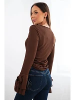 Dámská pruhovaná blůza s V výstřihem a volánky na rukávech hnědá
