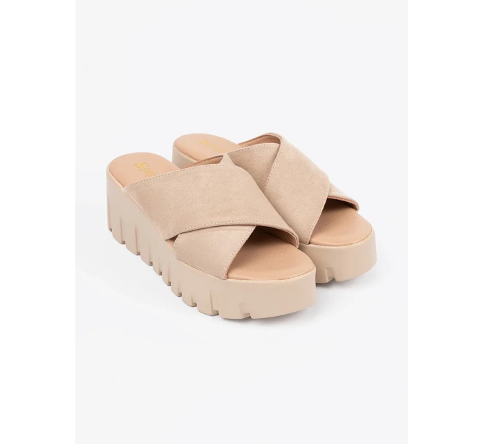 Zajímavé dámské hnědé  nazouváky na klínku