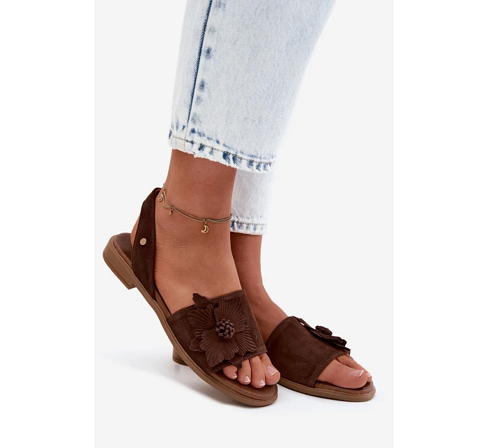 Kožené semišové sandály na nízkém podpatku s ozdobným květem model 22122974 Čokoládové - Zazoo