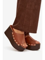 Dámské nazouváky na platformě s přezkami Camel model 21918838 - Boto Dámské nazouváky na platformě s přezkami Camel model 21918838 - Boto