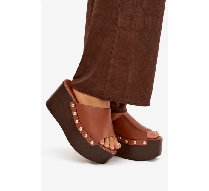 Dámské nazouváky na platformě s přezkami Camel model 21918838 - Boto Dámské nazouváky na platformě s přezkami Camel model 21918838 - Boto