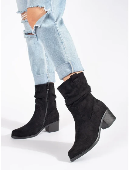Pohodlné dámské černé kotníčkové boty na širokém podpatku Pohodlné dámské černé kotníčkové boty na širokém podpatku