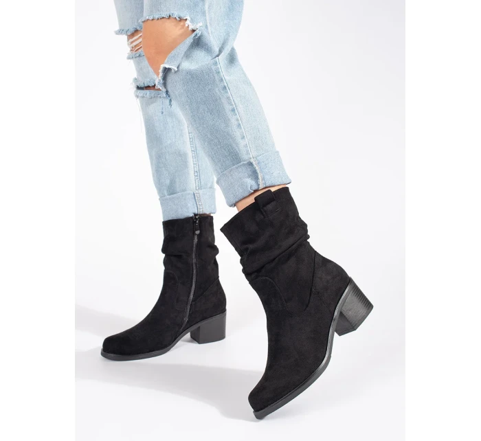 Pohodlné dámské černé kotníčkové boty na širokém podpatku Pohodlné dámské černé kotníčkové boty na širokém podpatku