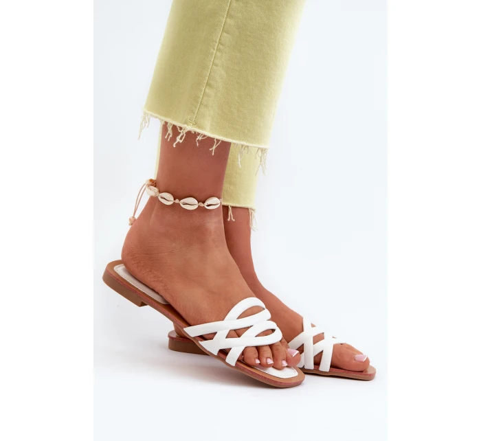 Dámské sandály z ekokože na ploché podrážce bílé model 21657557 - Boto Dámské sandály z ekokože na ploché podrážce bílé model 21657557 - Boto