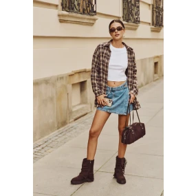 Zateplené dámské kotníkové boty s třásněmi a klarami na ploché podrážce čokoládové Helianne Zateplené dámské kotníkové boty s třásněmi a klarami na ploché podrážce čokoládové Helianne