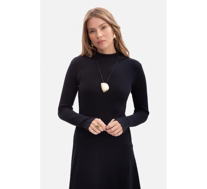 model 21379828 Žebrované midi šaty s asymetrickým pasem černé - BeWear