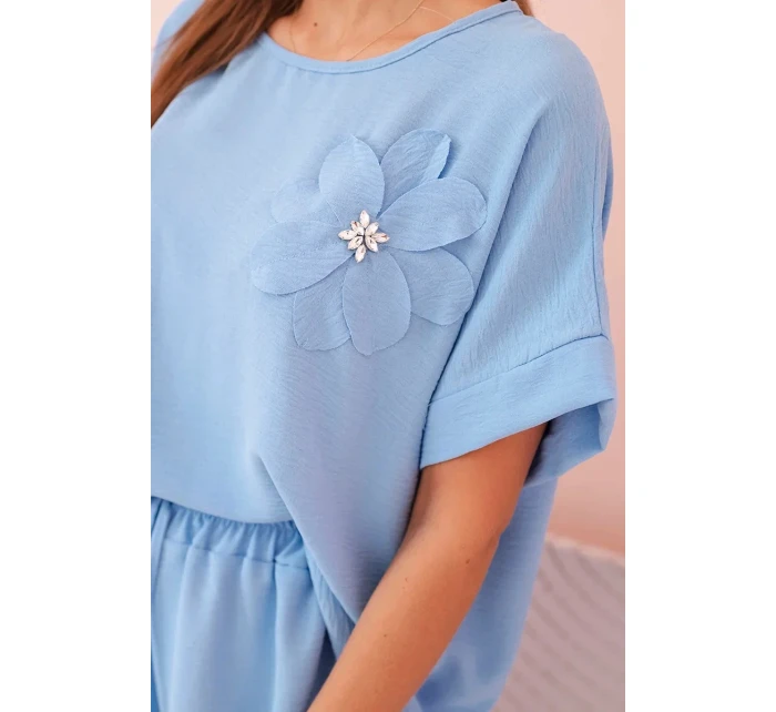 Dámský komplet z viskózy s ozdobným květem a širokými kalhotami - modrý