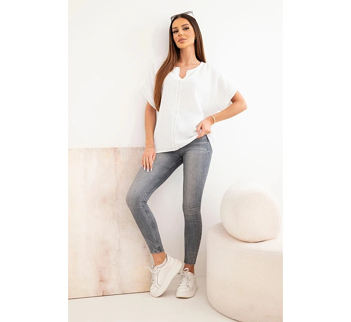 Dámská bavlněná oversize halenka s výstřihem do V a krajkou bílá