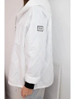 Dámská model 21791601 prošívaná bunda s kapucí a zipem bílá - K-Fashion