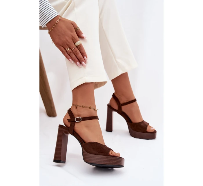 Dámské sandály na podpatku a platformě z eko semiše čokoládové model 21943409 - Boto