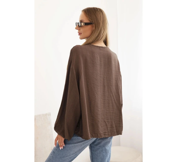 Dámská blůza s viskózou s nařaseným výstřihem a ozdobou hnědá Dámská blůza s viskózou s nařaseným výstřihem a ozdobou hnědá