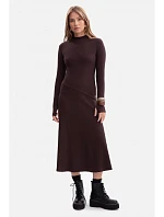 B299 Žebrované midi šaty s asymetrickým pasem - tmavě čokoládové