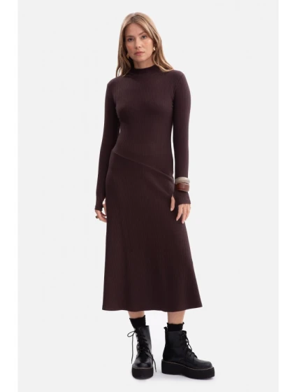 model 21379836 Žebrované midi šaty s asymetrickým pasem tmavě čokoládové - BeWear