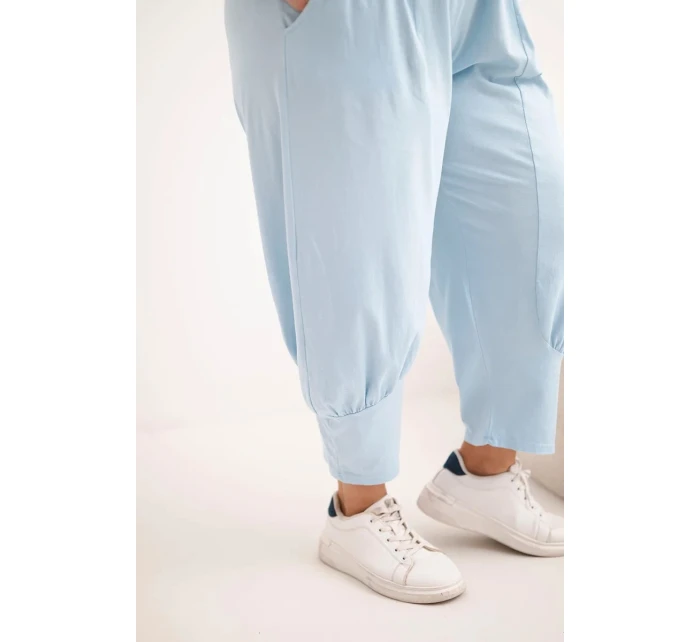 Dámské kalhoty Plus Size s nízkým model 21924467 a gumou v pase modré - K-Fashion