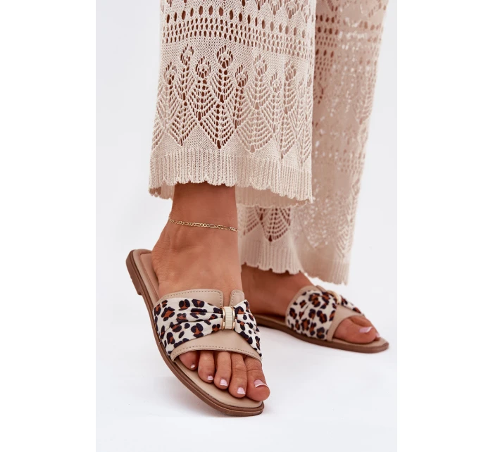 Dámské Pantofle Na Plochém Podpatku S Mašlí Béžové model 21702398 - Boto Dámské Pantofle Na Plochém Podpatku S Mašlí Béžové model 21702398 - Boto