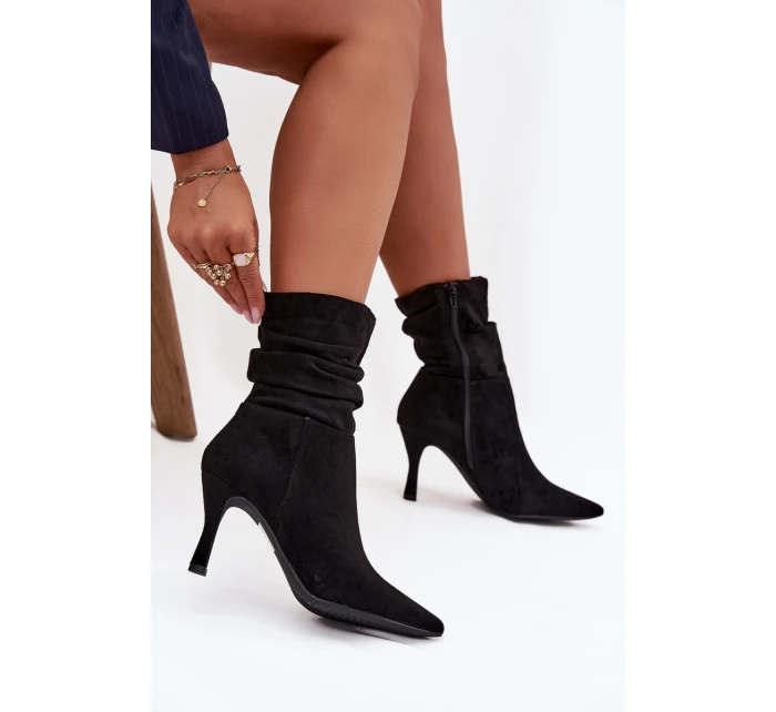 Dámské kotníkové boty na jehlovém podpatku s mačkanou horní částí Ulisse – černé, eko semiš Dámské kotníkové boty na jehlovém podpatku s mačkanou horní částí Ulisse – černé, eko semiš