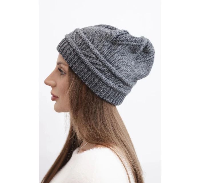 Dámská zimní čepice z vlny a s pleteným vzorem K428 grafitová Dámská zimní čepice z vlny a s pleteným vzorem K428 grafitová