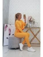 Souprava s oversize halenkou hořčicové barvy Souprava s oversize halenkou hořčicové barvy
