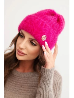 Dámská zimní čepice z huňaté pleteniny a s model 21441812 knoflíkem fuchsie - K-Fashion