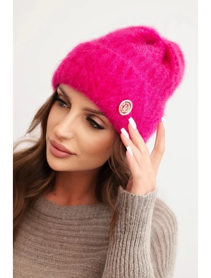 Dámská zimní čepice z huňaté pleteniny a s model 21441812 knoflíkem fuchsie - K-Fashion