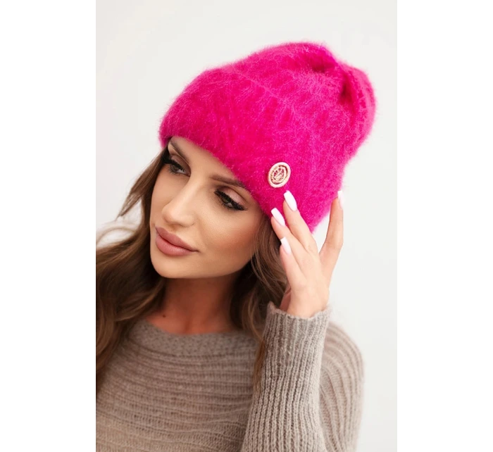 Dámská zimní čepice z huňaté pleteniny a s model 21441812 knoflíkem fuchsie - K-Fashion