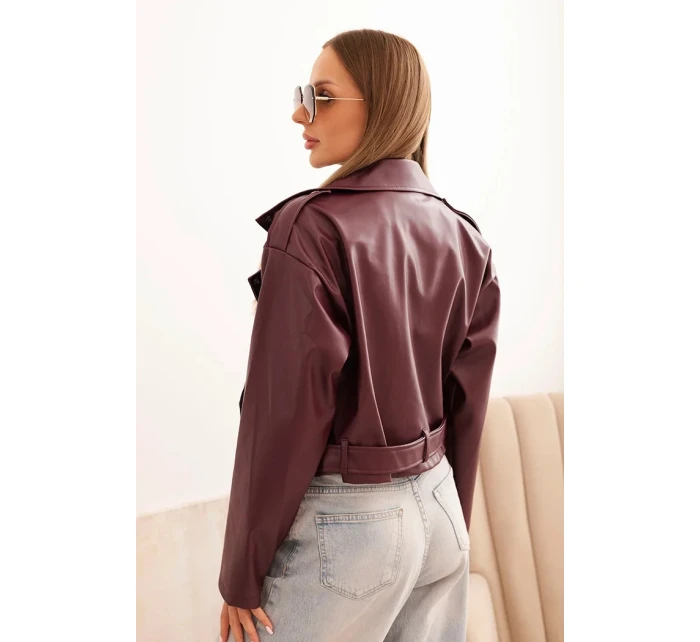 Dámská krátká bunda z eko kůže s páskem a límcem bordová