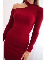 Dámská pletená šaty s dlouhým rukávem a asymetrickým výstřihem bordová