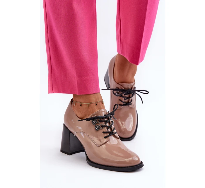 Dámské lakované polobotky na podpatku béžové model 21655430 - VINCEZA