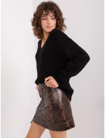 Černý dámský klasický svetr s výstřihem