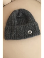 Dámská zimní čepice z huňaté pleteniny a s elegantním knoflíkem grafitová
