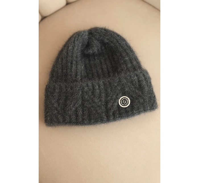 Dámská zimní čepice z huňaté pleteniny a s elegantním knoflíkem grafitová