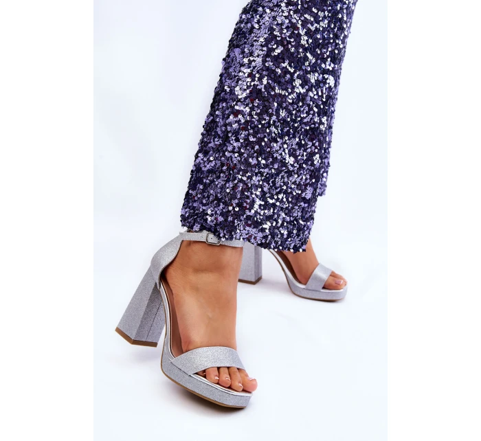 Lesklé Sandály Na Mohutném Podpatku Stříbrné Calmi Lesklé Sandály Na Mohutném Podpatku Stříbrné Calmi