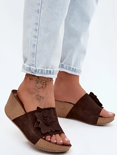 Kožené semišové dámské pantofle na platformě s ozdobným květinou Zazoo 40312 Hnědé