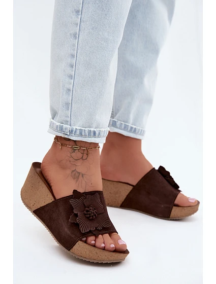 Kožené semišové dámské pantofle na platformě s ozdobným květinou Zazoo 40312 Hnědé