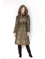 Péřová bunda v olivové barvě se stojáčkem a kapucí model 21244376 - Ann Gissy Péřová bunda v olivové barvě se stojáčkem a kapucí model 21244376 - Ann Gissy