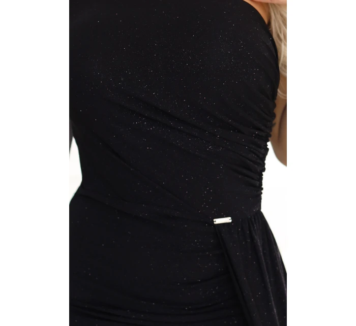 model 21822290 Třpytivé maxi šaty na jedno rameno s asymetrickými rukávy a rozparkem černé - numoco