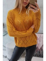 Svetr s rolákem a vzorem hořčicové barvy model 18745510 - K-Fashion Svetr s rolákem a vzorem hořčicové barvy model 18745510 - K-Fashion