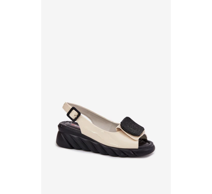 Kožené Lakované Dámské Sandály Na Klínu s Ozdobou Béžové model 21695646 - Artiker