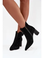Semišové dámské boty na sloupkovém podpatku s ozdobou D&A – černé Semišové dámské boty na sloupkovém podpatku s ozdobou D&A – černé