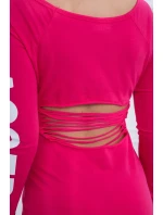 Roztrhané fuchsiové šaty