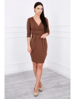 Přiléhavé šaty s výřezem pod prsy hnědé barvy
