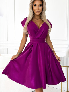 Rozšířené dámské šaty ve fuchsijové barvě s s přeloženým obálkovým výstřihem a páskem model 20141725 - numoco