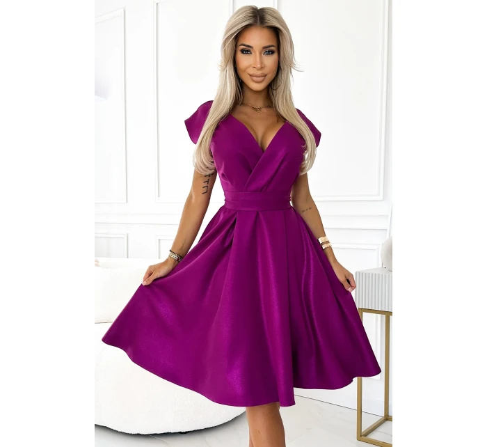 SCARLETT Rozšířené dámské šaty ve fuchsijové barvě s s přeloženým obálkovým výstřihem a páskem model 20141725 - numoco SCARLETT Rozšířené dámské šaty ve fuchsijové barvě s s přeloženým obálkovým výstřihem a páskem model 20141725 - numoco