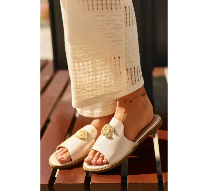 Elegantní Dámské Lesklé Sandály S Ozdobou S.Barski KV27-050 Zlaté